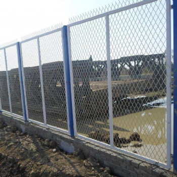 廠家供應公路鋼板網護欄 結實耐用