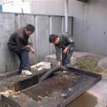 江岸區(qū)清理化糞池，抽化糞池