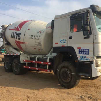 梁山飛翔汽貿(mào)：二手?jǐn)嚢柢?2方重汽豪沃