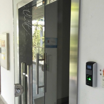 重慶市渝中區(qū)辦公室玻璃門電磁鎖門禁鎖指紋機刷卡密碼門禁系統(tǒng)安裝