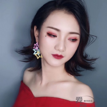 深圳龍崗學化妝美甲哪家學校好？