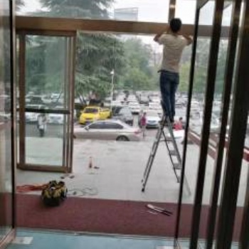 西安專業安裝維修各種玻璃門，更換玻璃