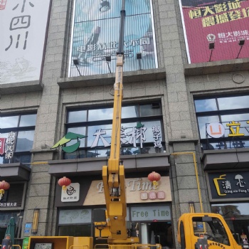 影視城高空外墻瓷磚修補高空作業(yè)車出租升降平臺租賃