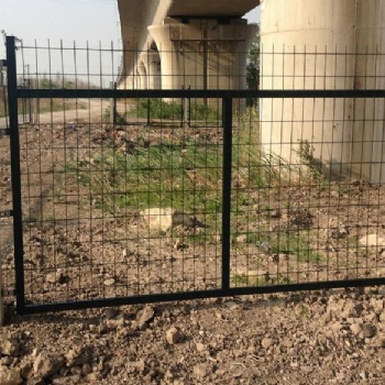 姜建絲網銷售 公路框架護欄網、廠區圍墻護欄、圈地雙邊框架護欄網