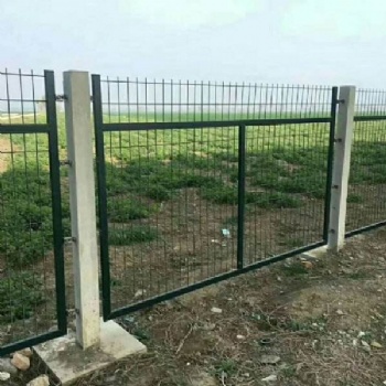 姜建絲網銷售鐵路護欄網、包塑鐵絲護欄網、公路隔離柵