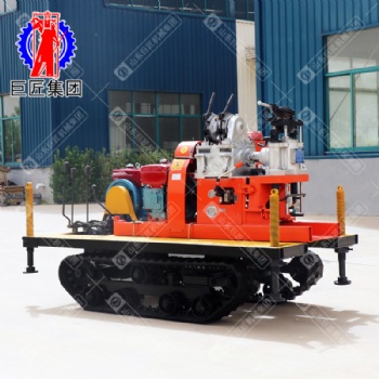 YQZD-30型履帶式液壓輕便鉆機采用球卡夾持機構(gòu)，可實行不停機倒桿