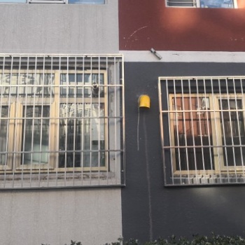 北京朝陽潘家園專業防盜窗陽臺防護欄護網安裝