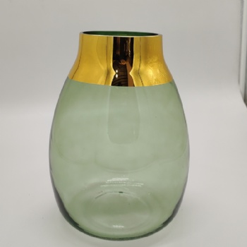 廠家各種規(guī)格玻璃花瓶 燭臺 玻璃器皿量大價優(yōu)瓶身通透歡迎咨詢訂購