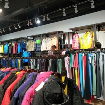 尋找秋冬女裝羽絨服貨源，直播貨源來(lái)世通服飾