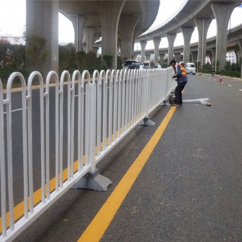 臨高道路中間車輛隔離欄廠家 儋州機(jī)動(dòng)車道路分隔欄 京式鋅鋼護(hù)欄