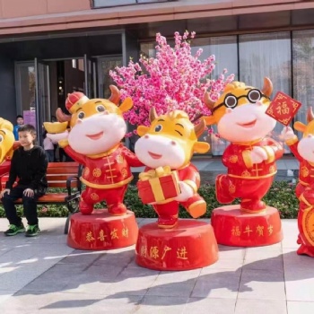 玻璃鋼廠家牛制作出租，新年鴻運牛模型出租，皮皮牛出售