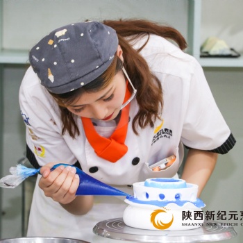 女生讀技工學校學西點專業 想學西點可選西安新紀元烹飪技工學校