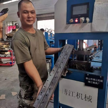 液壓數(shù)控全自動防盜網(wǎng)護欄貨架支架不銹鋼管圓管方管鐵管沖孔機