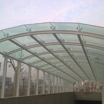 如何做選擇對于鋼結(jié)構(gòu)玻璃雨棚與傳統(tǒng)棚子