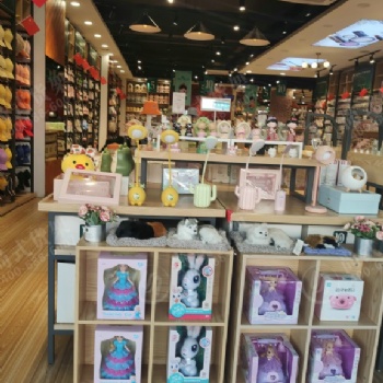 資陽新款名創(chuàng)彩妝流水臺戀慧優(yōu)品飾品貨架店鋪設計