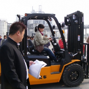 講解叉車倒車的目標選擇和操作方法