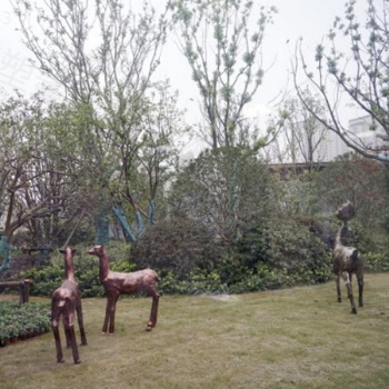 山東城市規(guī)劃 玻璃鋼仿銅鹿雕塑 青銅環(huán)境藝術(shù)擺件