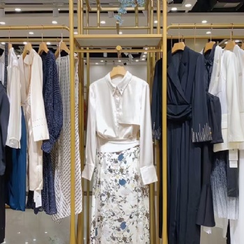 廣州三杰服飾品牌女裝走份批發(fā)，小香風(fēng)套裝，西裝套裝，風(fēng)衣外套