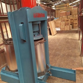 廣東豪華型液壓榨油機(jī)廠家 全自動花生榨油機(jī)價(jià)格 立式液壓榨油機(jī)原理