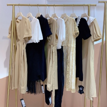實(shí)體和直播間的香港女裝品牌曼德詩(shī)21夏**撤柜休閑套裝T恤