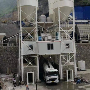 成都潤捷建機生產銷售混凝土攪拌站