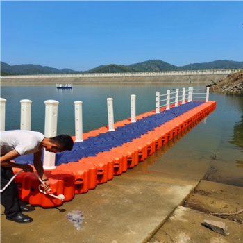 廠家塑料浮筒碼頭摩托艇?？克掀脚_ 養殖網箱游樂設施浮橋游泳池