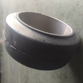 防腐管線設(shè)備壓配式實(shí)心輪胎18*8*12 1/8 拖車實(shí)心輪胎