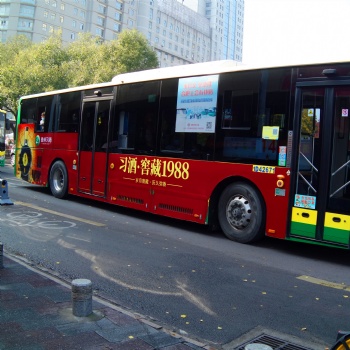 合肥公交車內(nèi)燈箱廣告-合肥公交車廣告-合肥公交車身廣告投放本地廣告公司服務更靠譜！