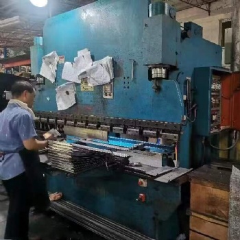上海新力普通折彎機改裝TP10S三軸數控系統后擋料電氣柜橫梁改造