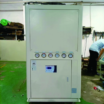 冷水機 川惠冷水機的分類及特點 冷水機分類可分為兩大類：風(fēng)冷式冷水機和水冷式冷水機