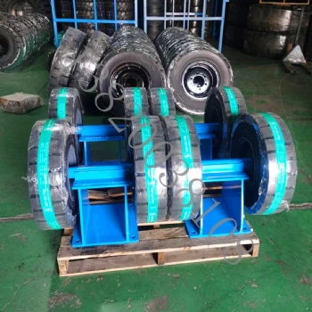 設(shè)備配套實(shí)心輪平板拖車輪胎650-10定向支架實(shí)心輪