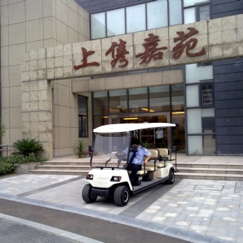 廣西南寧西鄉(xiāng)塘區(qū)8人座電動(dòng)四輪觀光車
