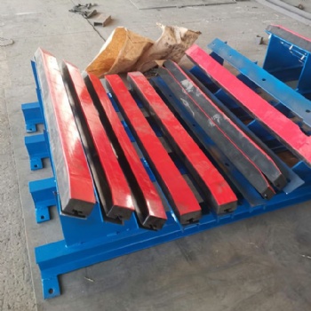 巢湖礦用輸送機(jī)緩沖床廠(chǎng)家定制 抗沖擊皮帶機(jī)拖床