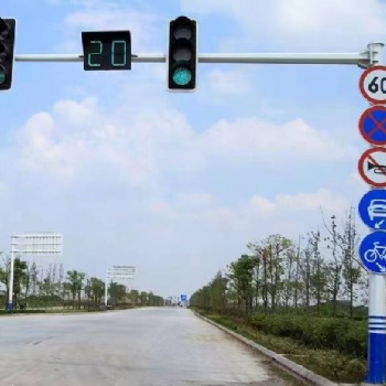 各種交通道路桿件信號(hào)燈桿標(biāo)志牌桿監(jiān)控桿電警桿源頭廠(chǎng)家